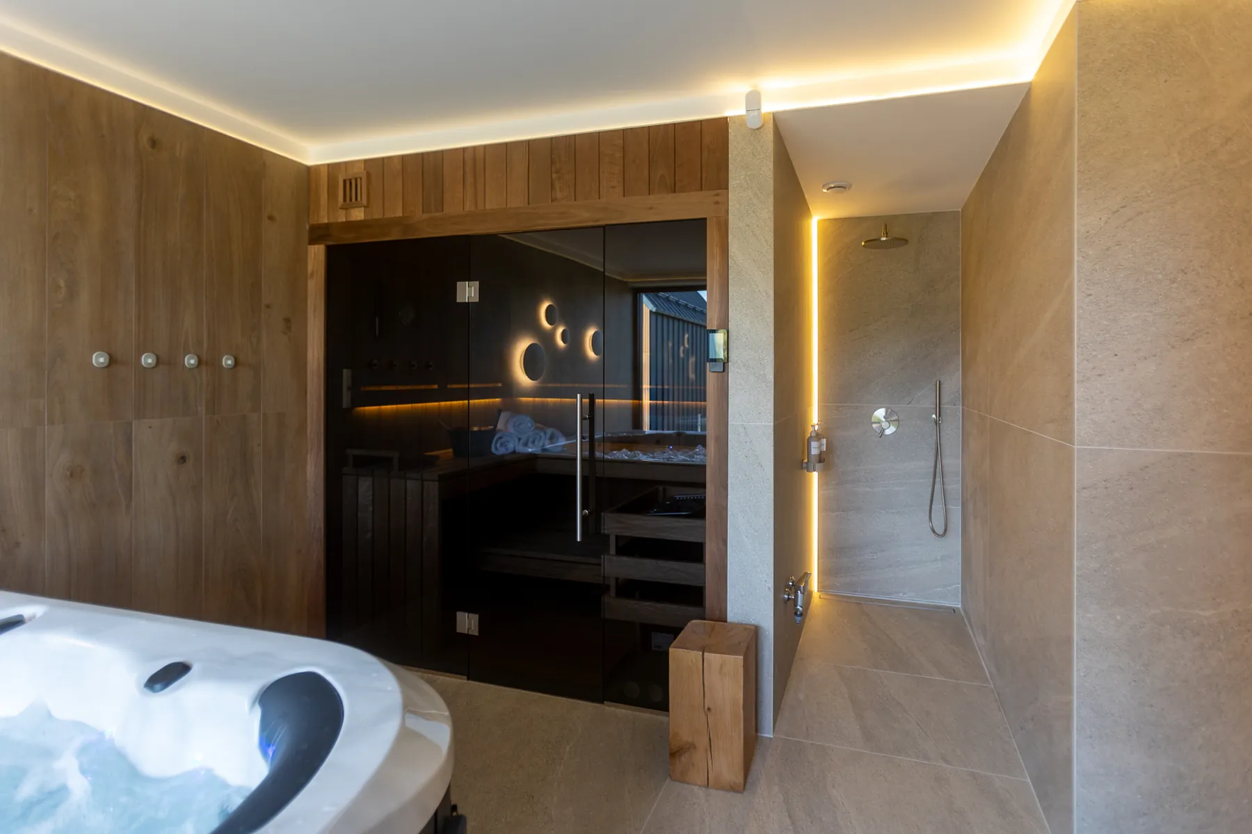 Jacuzzi i sauna w strefie relaksu