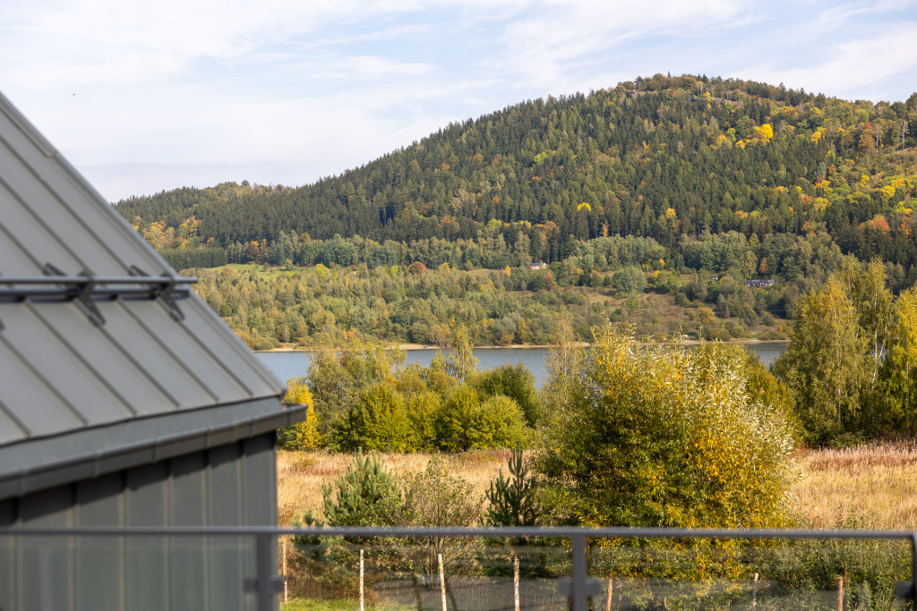 Widok z tarasu na jezioro
